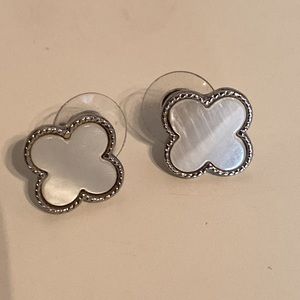 Lily Sky earrings. One size, silver/cream